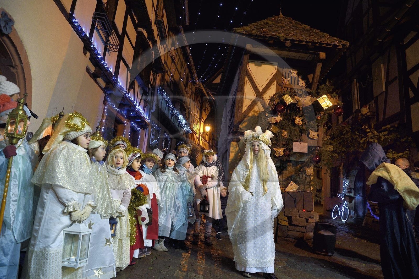 France, Haut-Rhin (68), Eguisheim, le Christkindel avec sa couronne de bougies et les anges accompagnent les nombreux enfants tenant leurs lampions pour la Procession des Lumières dans les ruelles de la ville, elle rend hommage à Sainte-Lucie, l'un des personnages traditionnels du Noël alsacien