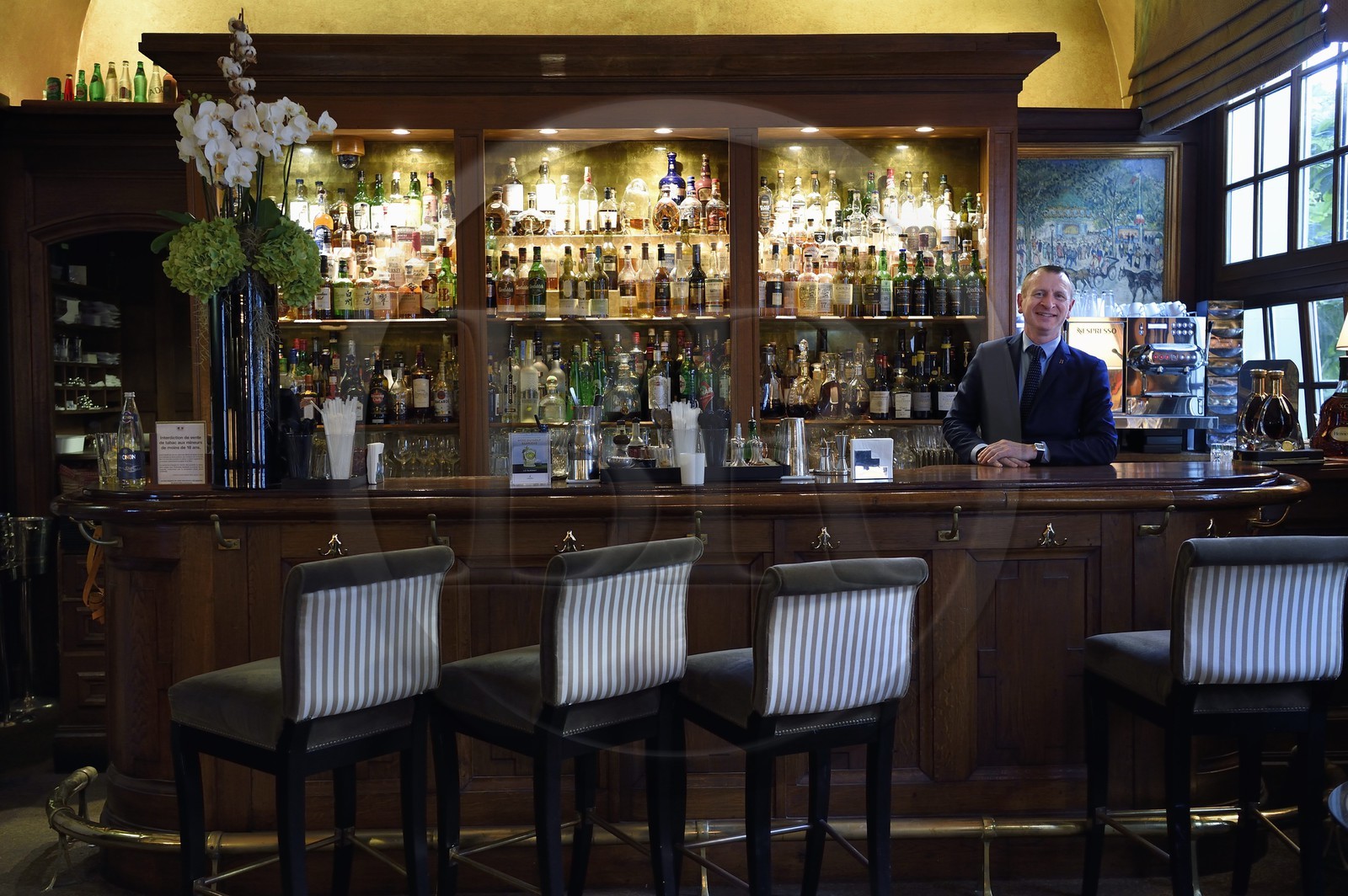 France, Calvados (14), Pays d'Auge, Deauville, Bar de l'Hotel Normandy Barriere, le chef barman Marc Jean