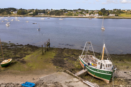 France, Finistère (29), Pays des Abers, port de Saint-Pabu sur l'Aber Benoit, chantier de construction navale Bégoc spécialisé dans la restauration de bateau en bois, dragueur en bois des années 60 specialement conçu pour la famille Madec pour l'ostréiculture (vue aérienne)