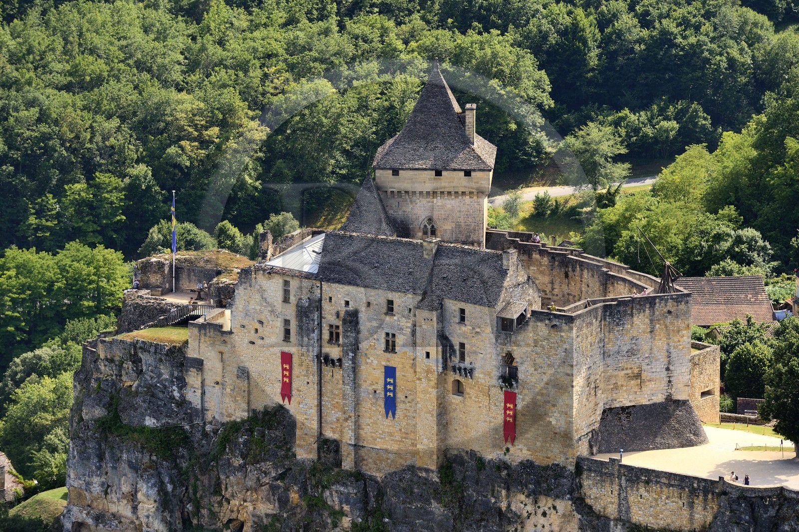 France, Dordogne (24), Périgord Noir, vallée de la Dordogne, Castelnaud-la-Chapelle labellisé Les Plus Beaux Villages de France, le château de Castelnaud-la-Chapelle sur un éperon rocheux au dessus de la rivière Dordogne (vue aérienne)