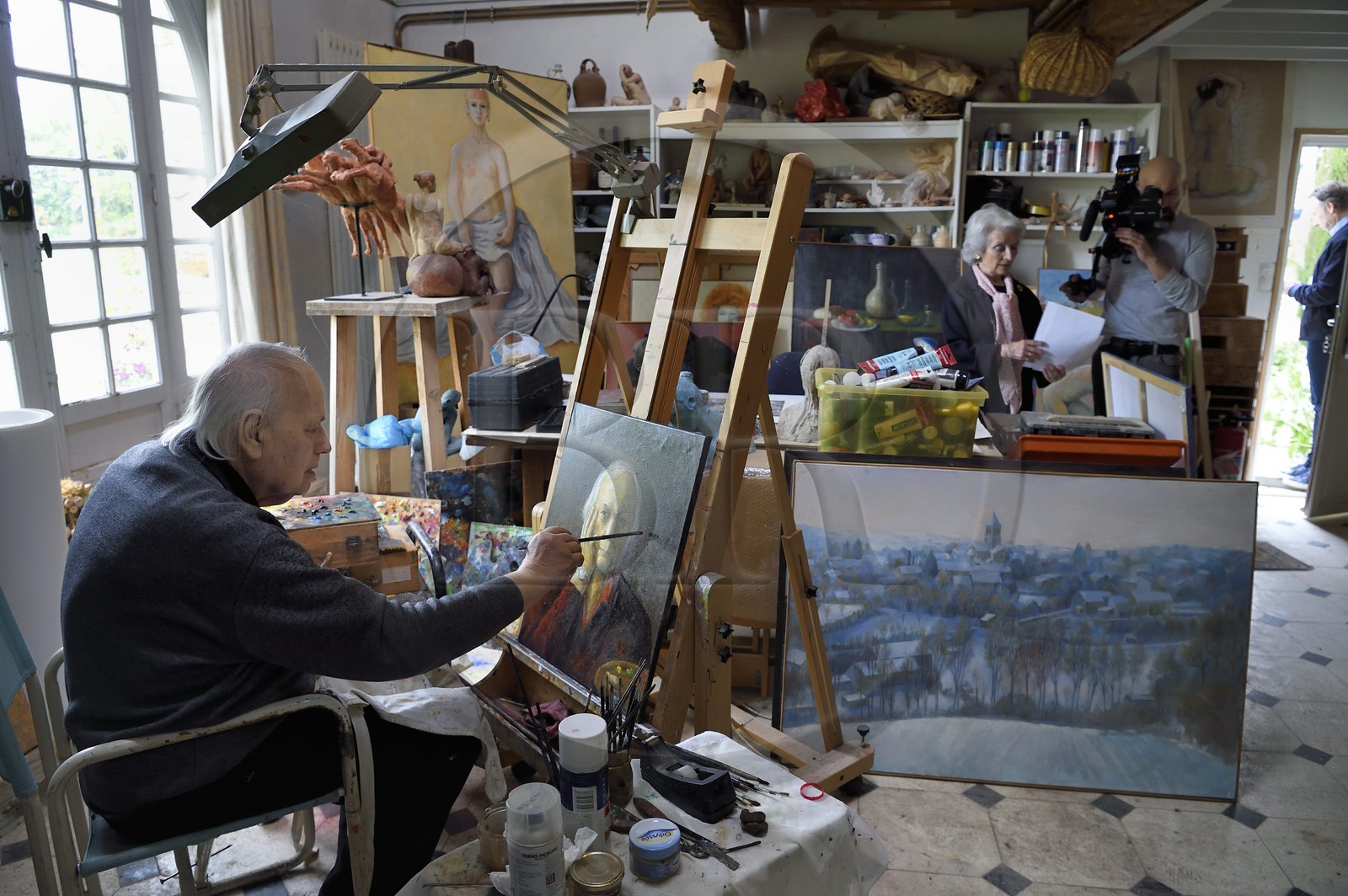 France, Yvelines (78), Montchauvet, tournage pour la télévision du Village Préféré des Français avec Stéphane Bern, dans l'atelier de l'artiste peintre Raoul Mouillard