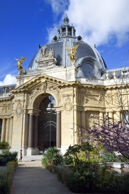 France, Paris (75), Le Petit Palais, construit à l'occasion de l'Exposition universelle de 1900 par l'architecte Charles Girault, la coupole de l'entrée principale vue depuis les jardins