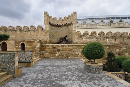 Azerbaïdjan, Bakou, Vieille ville, classée au patrimoine mondial de l'UNESCO, canon sur les remparts