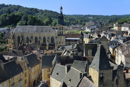 France, Dordogne (24), Périgord Noir, vallée de la Dordogne, Sarlat-la-Canéda, vieille ville avec la cathédrale Saint-Sacerdos du XVIe siècle en arrière-plan