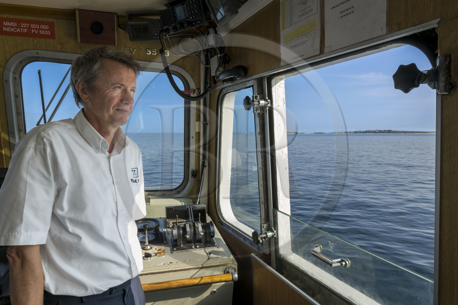 France, Finistère (29), Mer d'Iroise, Le Conquet, navire de la Penn ar Bed assurant la liaison avec les iles de Molène et Ouessant, le capitaine Pascal Renaud sur la passerelle