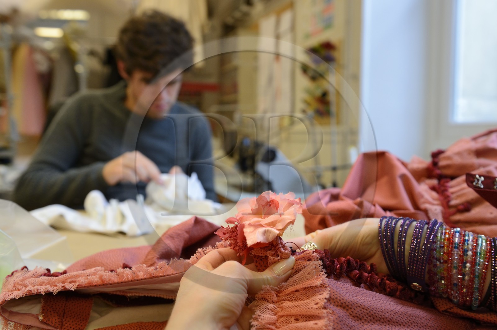France, Paris (75), Opéra Garnier, les ateliers du costume, les ateliers flous, confection d'une robe