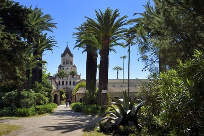 France, Alpes-Maritimes (06), Cannes, Iles de Lérins, Ile de Saint-Honorat, Abbaye de Lérins, l'église abbatiale et le monastère