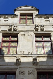 France, Charente-Maritime (17), La Rochelle, n°5 rue des Merciers maison avec personnages sculptés en facade