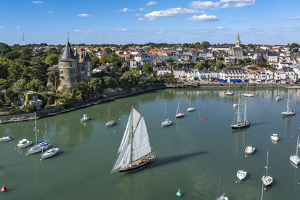 France, Loire-Atlantique (44), Pornic, le voilier Pen Duick suivi du Pen Duick II quittant le port sous voile, l'église Saint-Gilles et le château en arrière plan (vue aérienne)