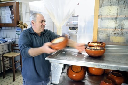 Italie, Sicile, iles Eoliennes, classées Patrimoine Mondial de l'UNESCO, ile de Vulcano, La Vecchia Fattoria, le berger et fromager de chèvre Fabrizio Lo Piccolo