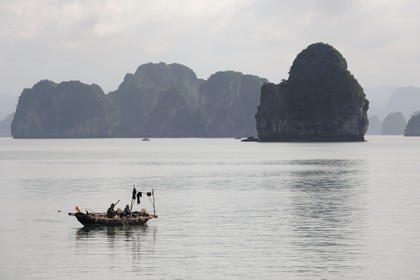 Vietnam, province de Quang Ninh, la Baie d'Halong classée Patrimoine Mondial de l'UNESCO, bateau de pêche entre les iles karstiques