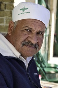 Iran, Province de Yazd, temple du feu de Chak Chak qui est un haut lieu de pélérinage pour les Zoroastriens, un des gardiens du temple
