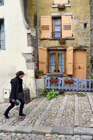 France, Haute-Loire (43), Le Puy-en-Velay, étape classée Patrimoine Mondial de l'UNESCO dans le cadre des chemins de Compostelle, la rue des Tables menant à la cathédrale Notre-Dame-de-l'Annonciation et dont les marches sont taillées pour les pas des ânes