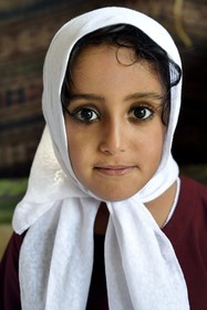 Sultanat d'Oman, gouvernorat de Ash Sharqiyah, désert des Wahiba Sands ou Sharqiya Sands, village bédouin de al-Wasil, famille bédouine al-Badri, Assila 6 ans qui rentre de l'école