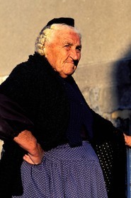 France, Finistère (29), village du Guilvinec, une vieille dame en habit traditionnel
