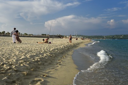 France, Var, Presqu'Ile de Saint-Tropez, Ramatuelle, lovers on Pampelonne beach