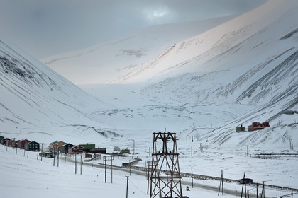 Norvège, Svalbard, Spitzberg, Longyearbyen, le haut de la ville dans le fond de la vallée