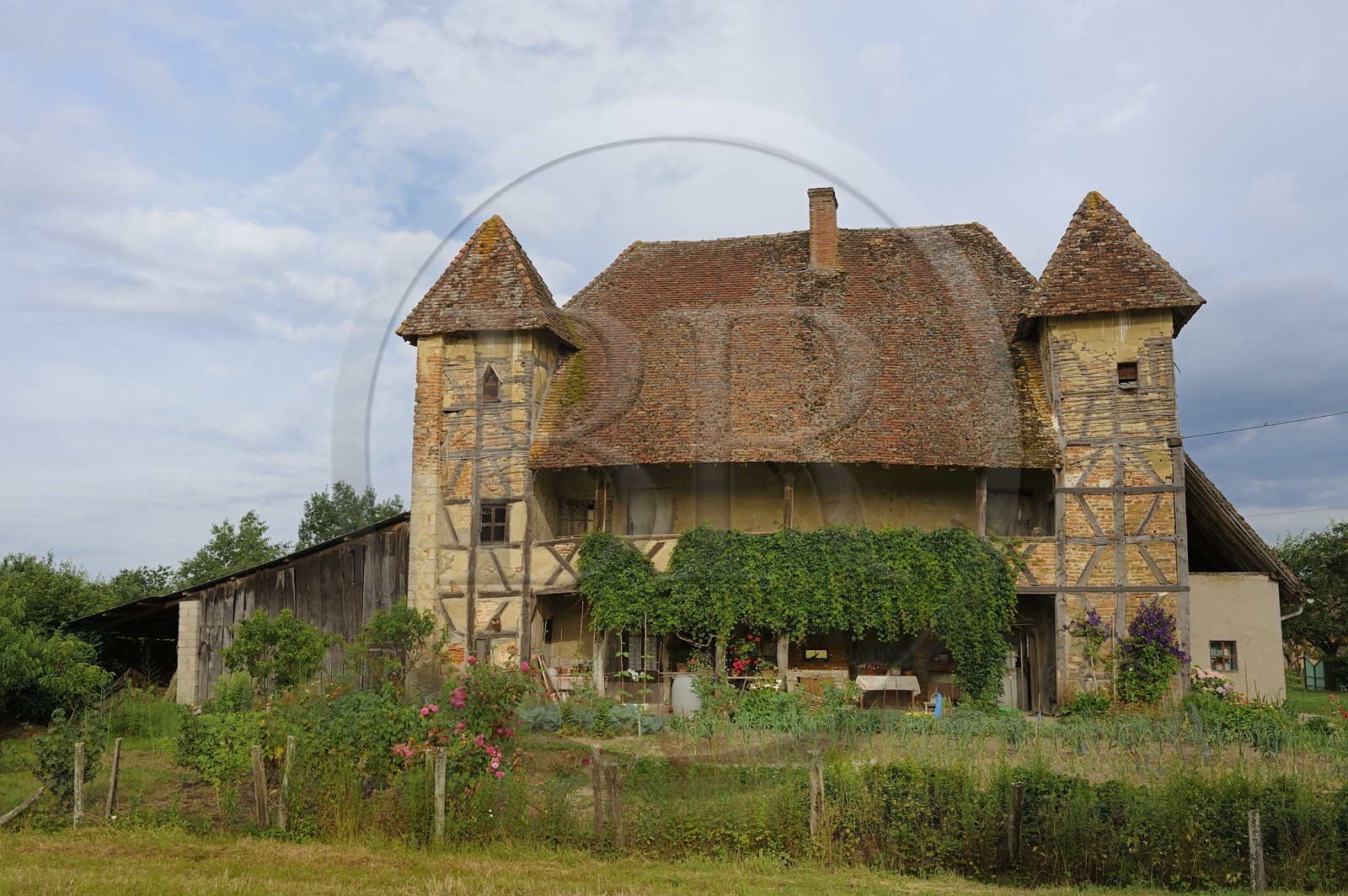 France, Saône et Loire (71), Sagy, la Ferme du Bailly ferme bressane traditionnelle à étage et colombage