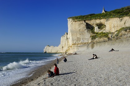 France, Seine-Maritime (76), Pays de Caux, Côte d'Albâtre, Etretat, la falaise d'Amont et l'église Notre-Dame-de-la-Garde depuis la plage de la ville