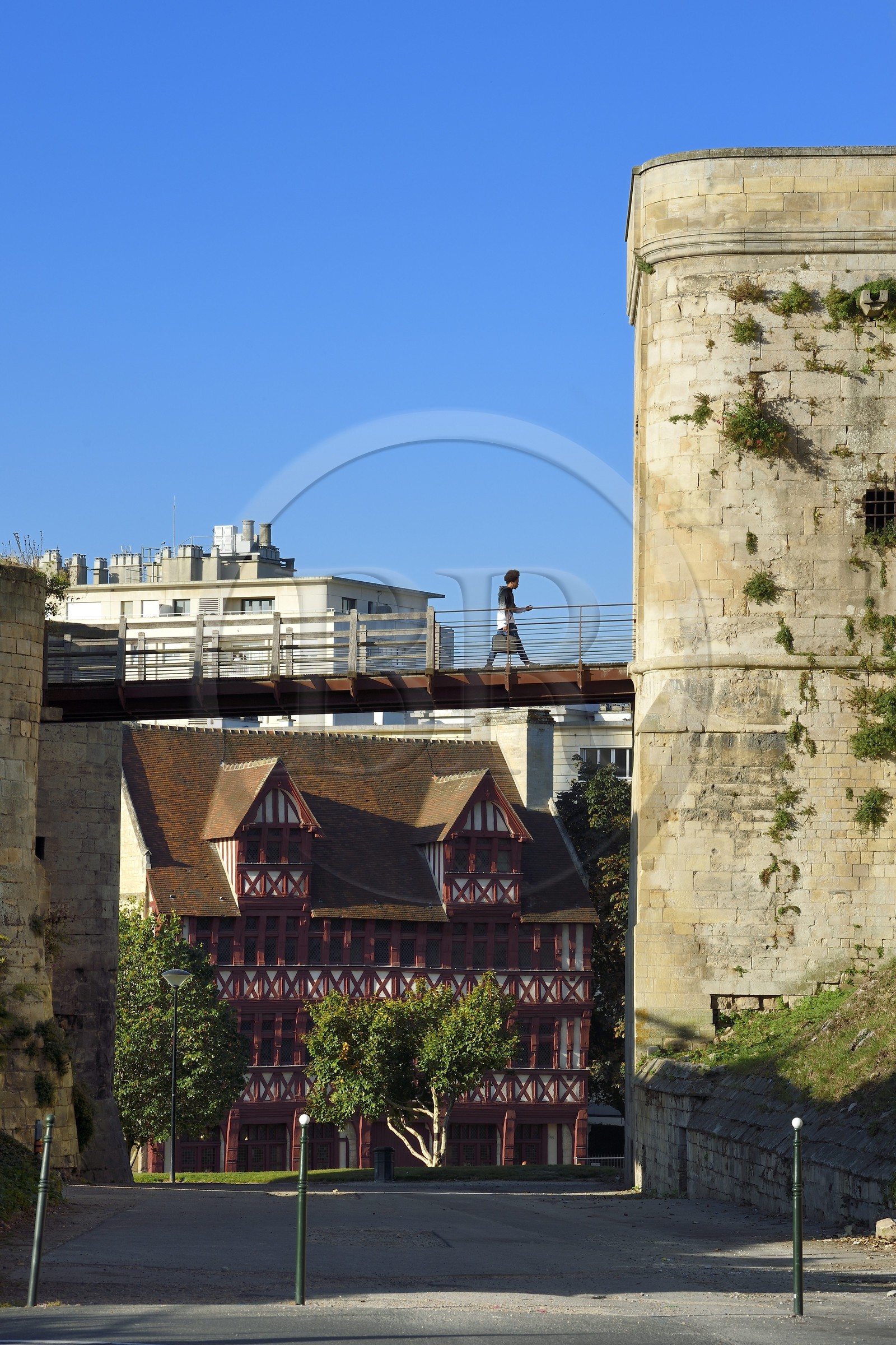 France, Calvados (14), Caen, le château ducal de Guillaume le Conquerant, la porte Saint-Pierre et la maison des Quatrans datant de 1460 rue de la Geôle, maison à pans de bois en arrière plan