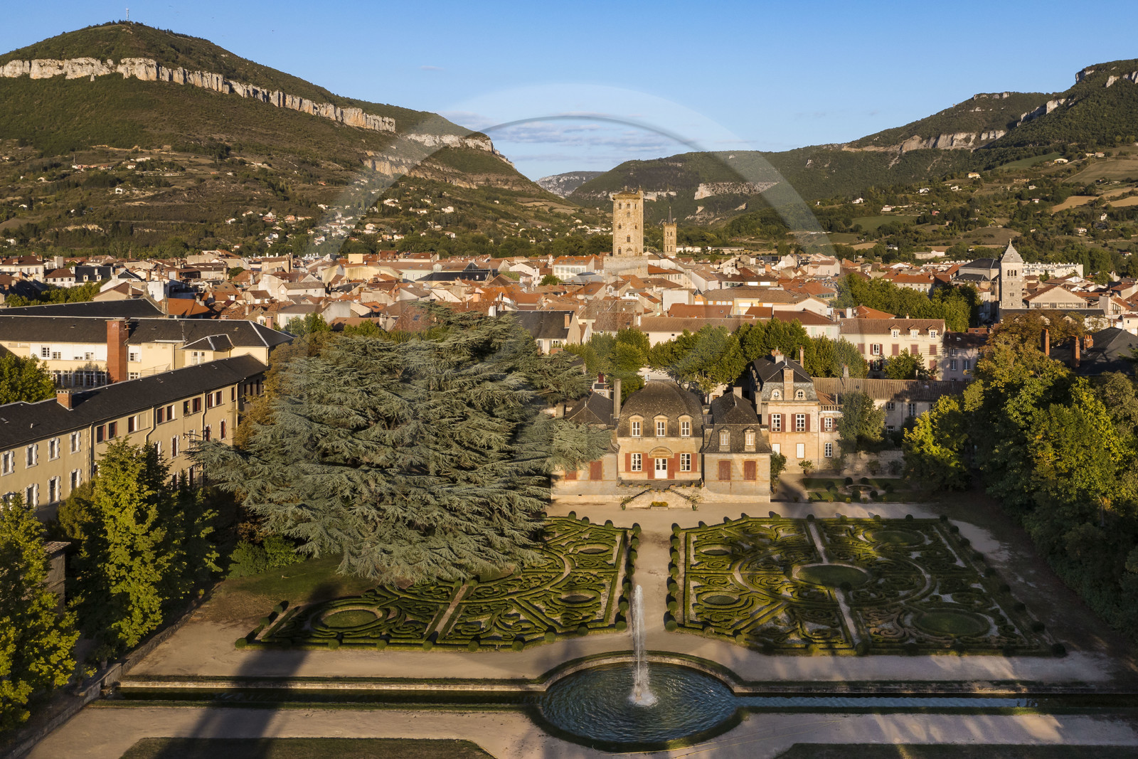 France, Aveyron (12), l'Hotel particulier de Sambucy De Sorgues et ses jardins à la française, le beffroi dans le coeur de ville et le Puncho d'Agast en arrière plan (vue aérienne)
