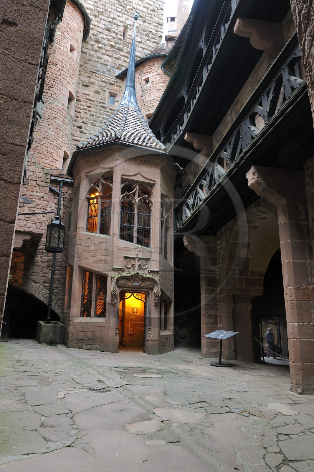 France, Bas-Rhin (67), le château du Haut-Koenigsbourg, l'escalier hexagonal