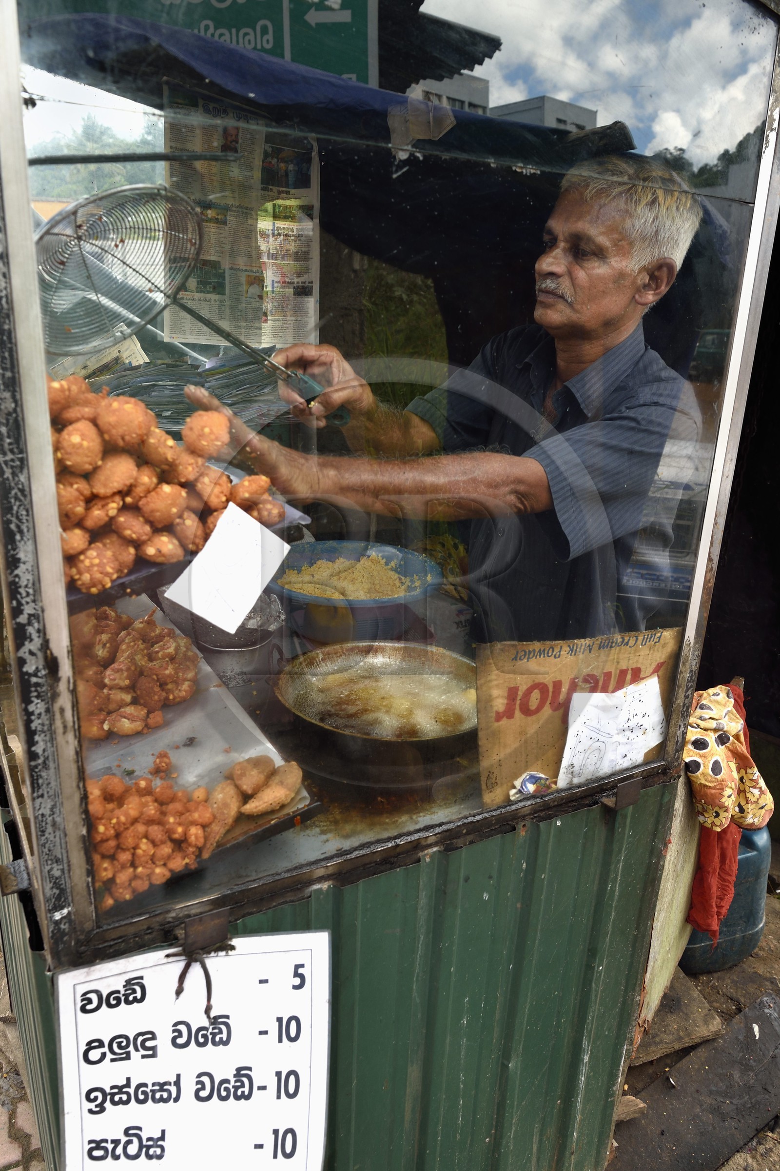 Sri Lanka, Province d'Uva, Bandarawela, marchand ambulant de beignets