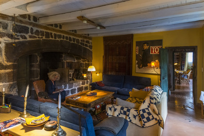 France, Haute-Loire (43), Bouchet-Saint-Nicolas, randonnée avec un âne sur le chemin de Stevenson (GR 70), Marie nous reçoit dans sa maison d'hotes Le Potala