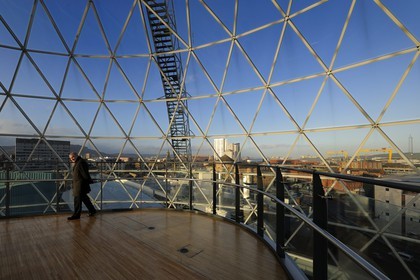 Royaume-Uni, Irlande du Nord, Belfast, le dôme en verre de 35m de diamètre du centre commercial de Victoria Square offre une large vue sur la ville