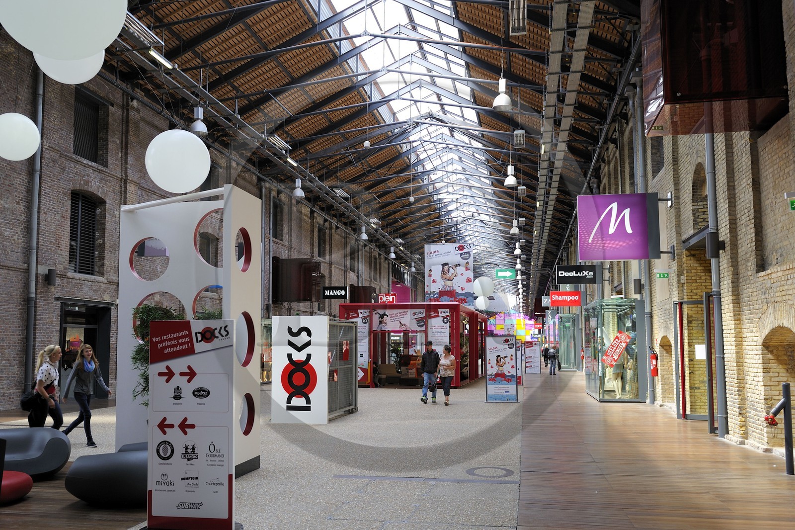 France, Seine-Maritime (76), Le Havre, les anciens docks transformés en Centre commercial Les Docks Vauban le long du Bassin Vauban