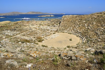 Grèce, île de Delos, classée Patrimoine Mondial de l'UNESCO, site archéologique de Délos, sanctuaire d'Apollon, la plus grande cité antique de la mer Egée, le théatre et le quartier du théatre