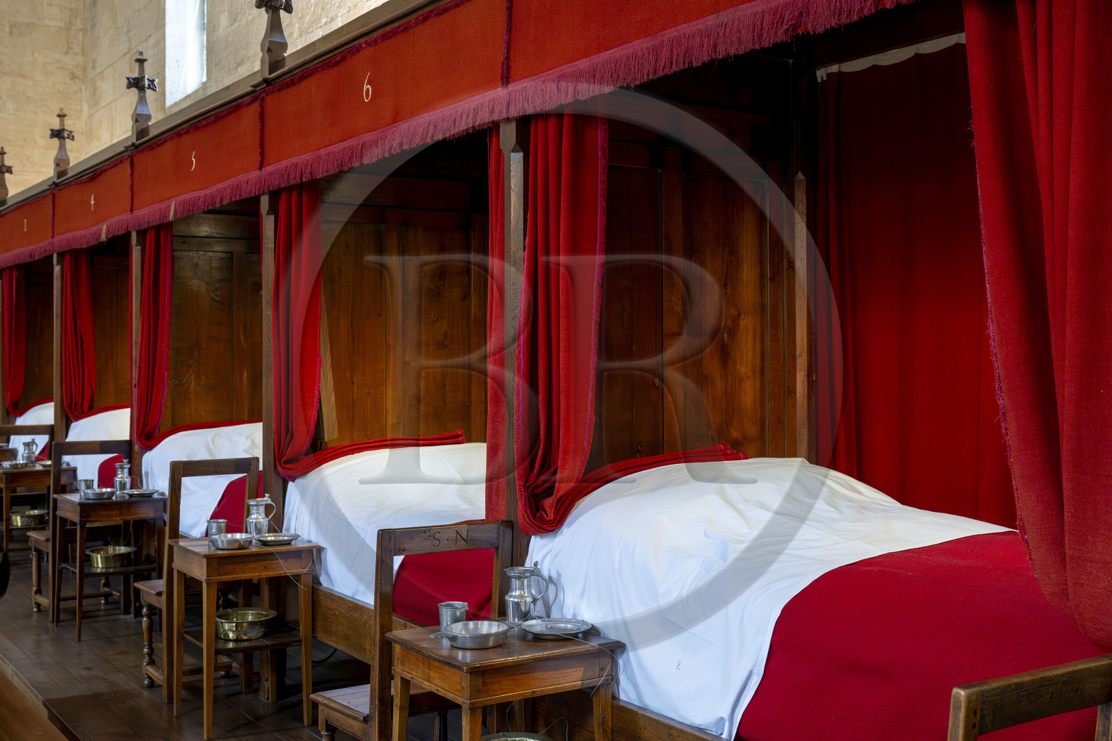 France, Côte-d'Or (21), Beaune, zone classée Patrimoine Mondial de l'UNESCO, Hospices de Beaune, l'Hôtel-Dieu, la Grande salle des Pôvres et ses lits à rideaux