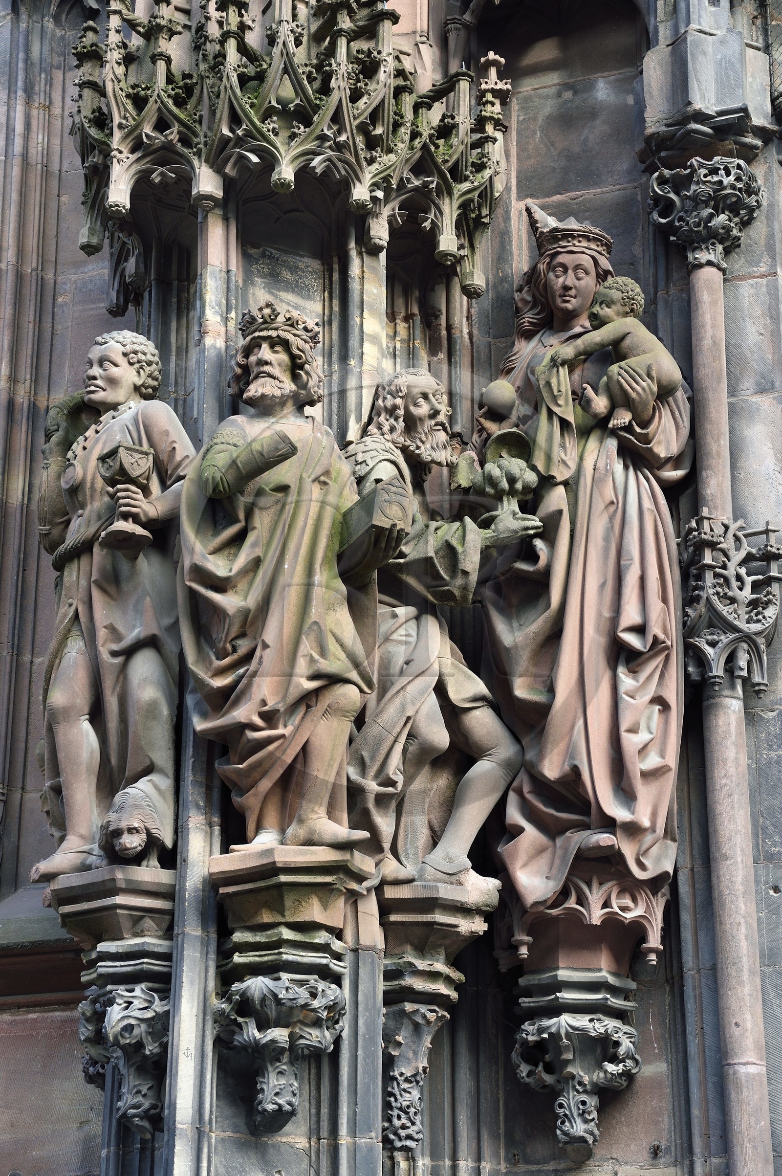France, Bas-Rhin (67), Strasbourg, vieille ville classée au Patrimoine Mondial de l'UNESCO, la cathédrale Notre-Dame, portail de Saint-Laurent au transept nord avec l'adoration des Rois Mages du sculpteur Johan von Ach, à gauche le Roi mage maure Gaspard avec à ses pieds un chien à longs poils appelé canicule (stella canicula)