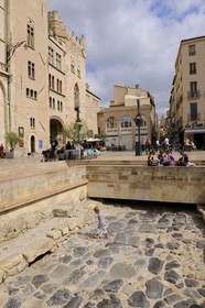 France, Aude (11), Narbonne, place de l'Hôtel de Ville, vestiges de la Voie Domitienne (Via Domitia) au pied du Palais des Archevêques