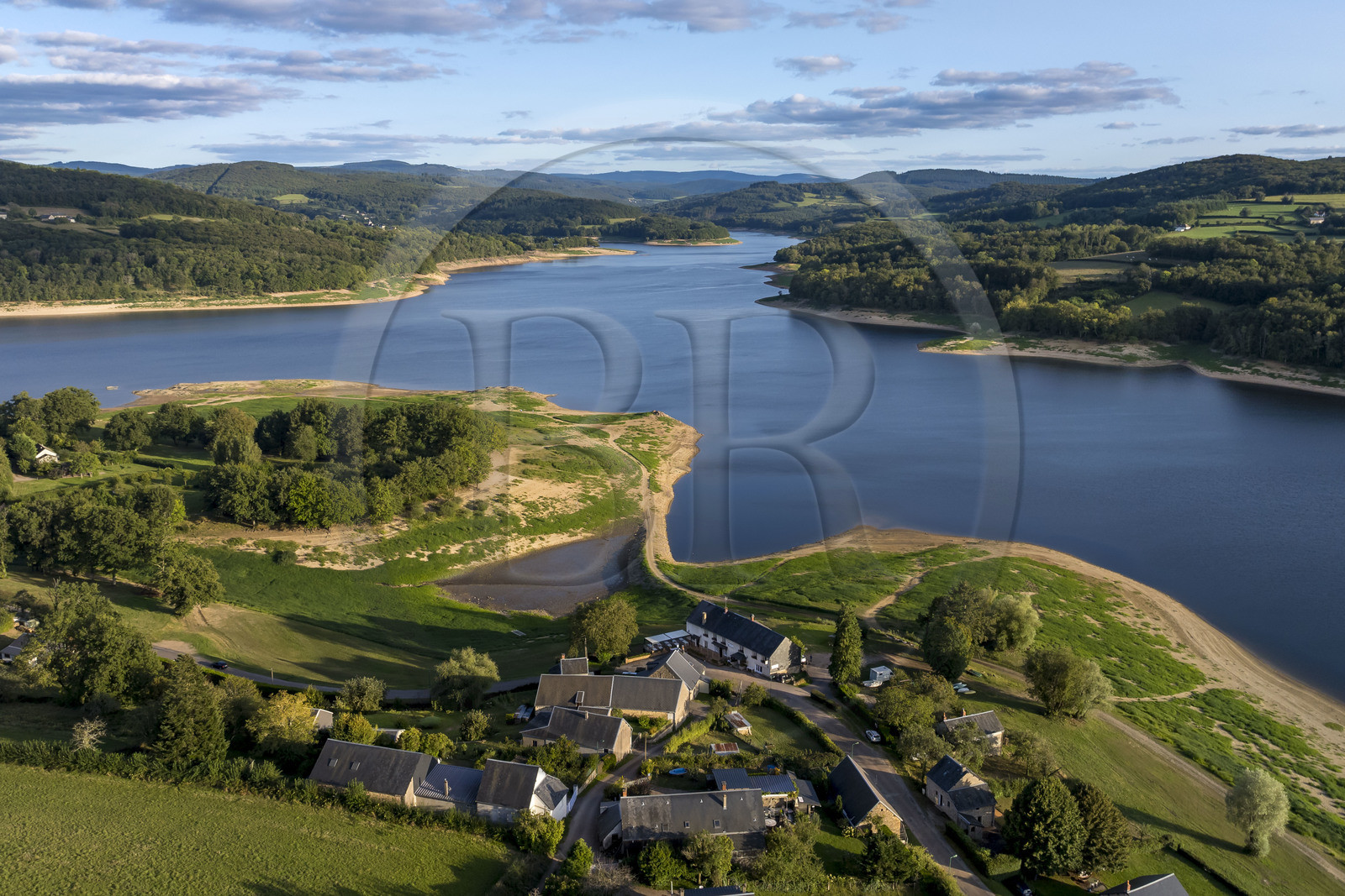 France, Nièvre (58), Parc naturel régional du Morvan, Chaumard, lac de Pannecière, le hameau de Vauminot sur la rive Nord (vue aérienne)