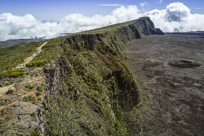France, Ile de la Reunion, Parc National de la Réunion classé Patrimoine Mondial de l'UNESCO, volcan du Piton de la Fournaise, le cratère Formica Léo dans la caldera et les falaises du Pas de Bellecombe (vue aérienne)