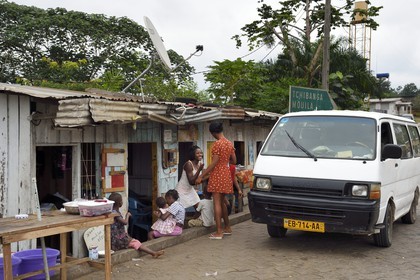 Gabon, Province de Moyen-Ogooué, petit restaurant sur la Route National 1