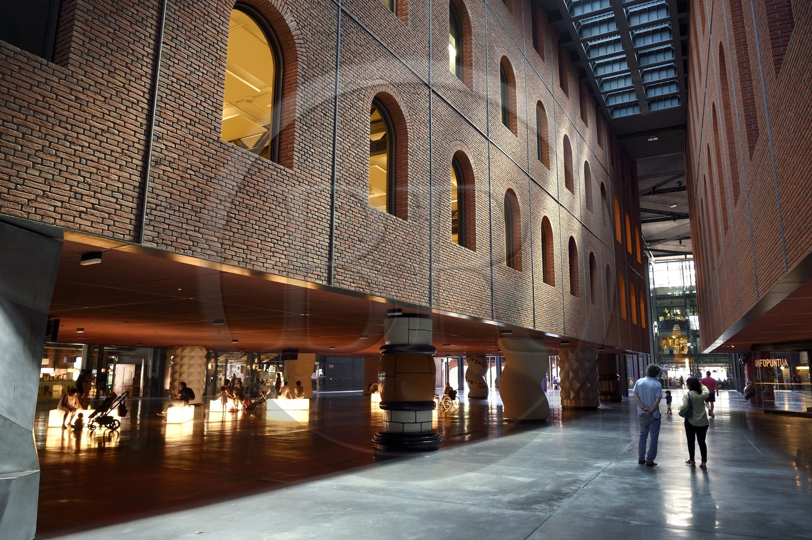 Espagne, Pays basque espagnol, Biscaye, Bilbao, Azkuna Zentroa, ancien entrepot vinicole municipal Alhóndiga datant de 1909 entierement restructuré par Philippe Starck pour accueillir un centre culturel et de loisirs