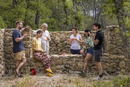 France, Var (83), Provence Verte, Bras, Académie du Bain de Forêt Provençale, forêt du domaine Le Peyrourier - une campagne en Provence, Constanze Coisne guide le Shinrin Yoku