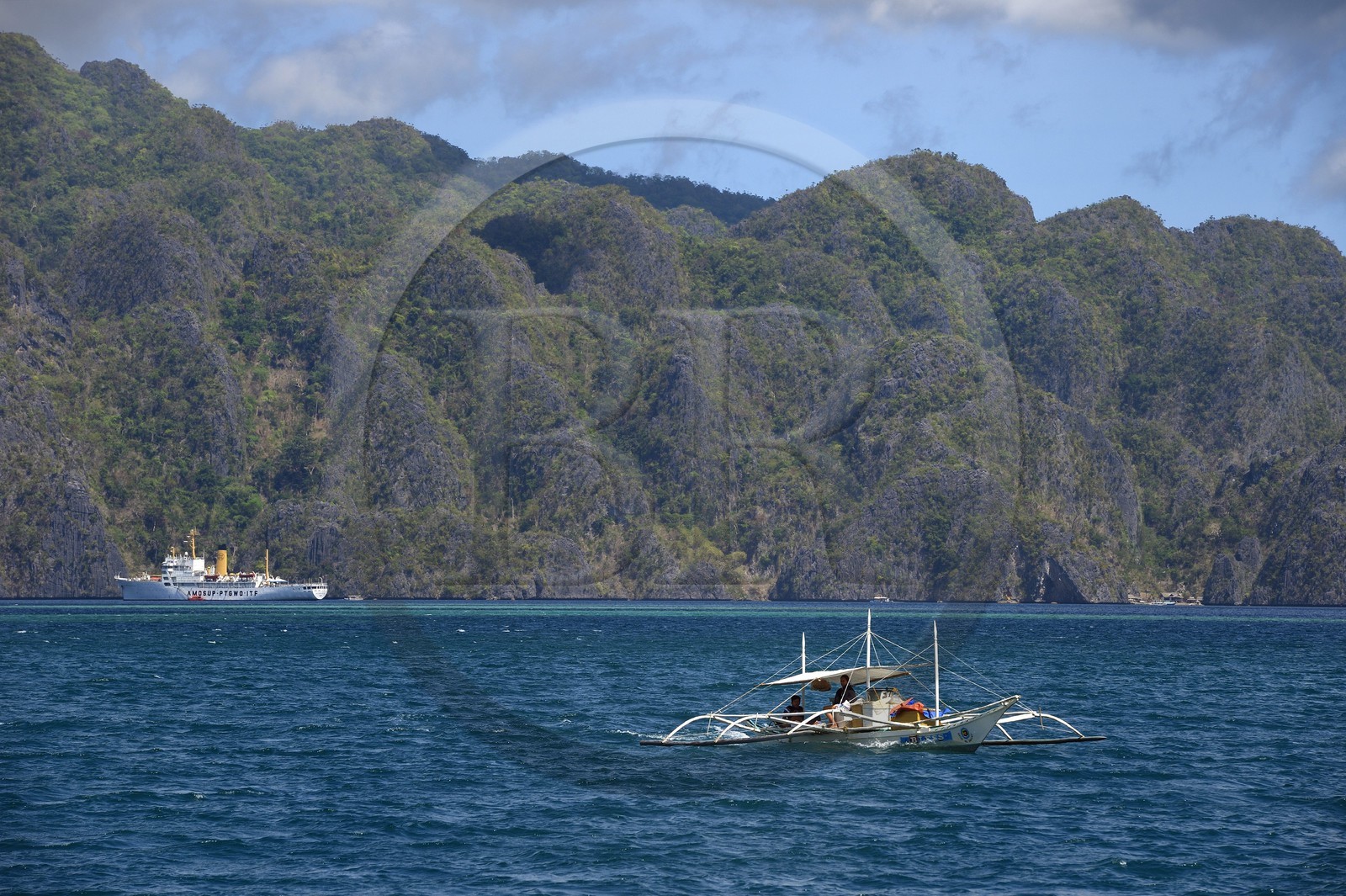 Philippines, Calamian Islands dans le nord de Palawan, Coron Island Natural Biotic Area, navire-école pour les cadets de l'Académie Maritime de l'Asie et du Pacifique au pied des murs géants des falaises de calcaire