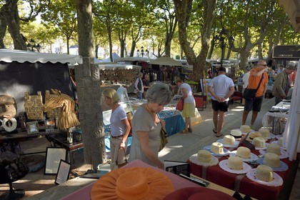 France, Var (83), Saint-Tropez, place des Lices, chaque mardi et samedi matin le marché sur la place des Lices propose des antiquités en tout genre