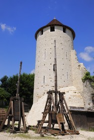 France, Seine et Marne (77), Provins, classée Patrimoine Mondial de l'UNESCO, machines de guerre sous une tour des remparts