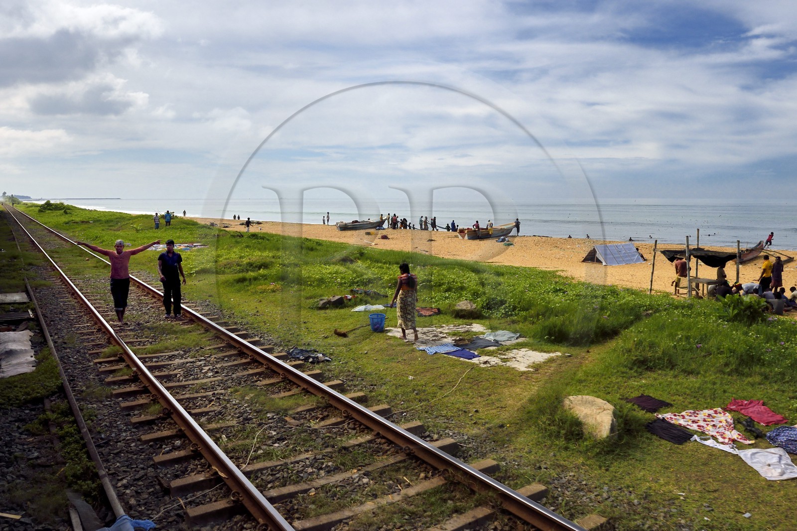 Sri Lanka, Province de l'Ouest, pecheurs sur la plage en bordure de la voie ferrée vers Lunawa au sud de Colombo