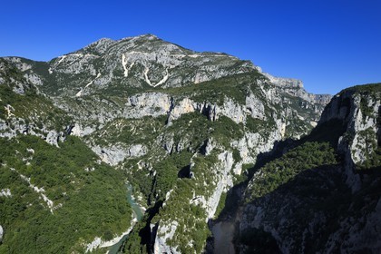 France, Alpes-de-Haute-Provence (04), parc naturel régional du Verdon, Gorges du Verdon, vue sur le Verdon et la Brèche Imbert depuis le belvédère du balcon de la Mescla