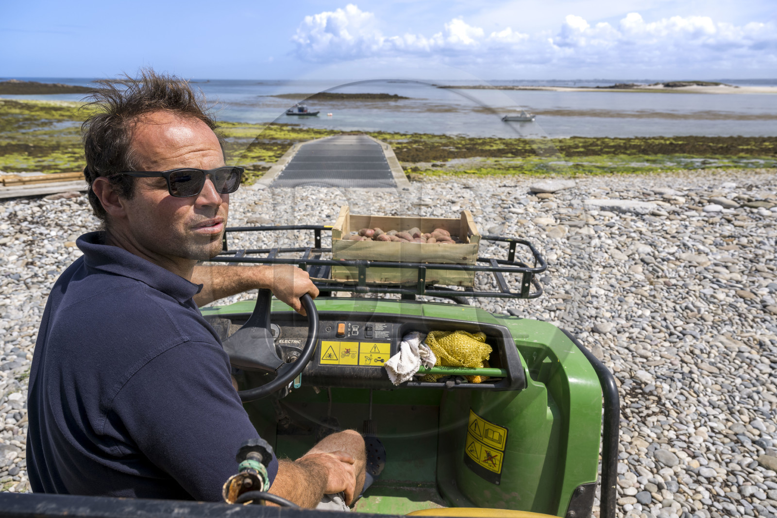 France, Finistère (29), Mer d'Iroise, archipel de Molène, Ile de Quéménès, ferme de Quéménès bio et autonome en énergie, l'agriculteur Etienne Menguy