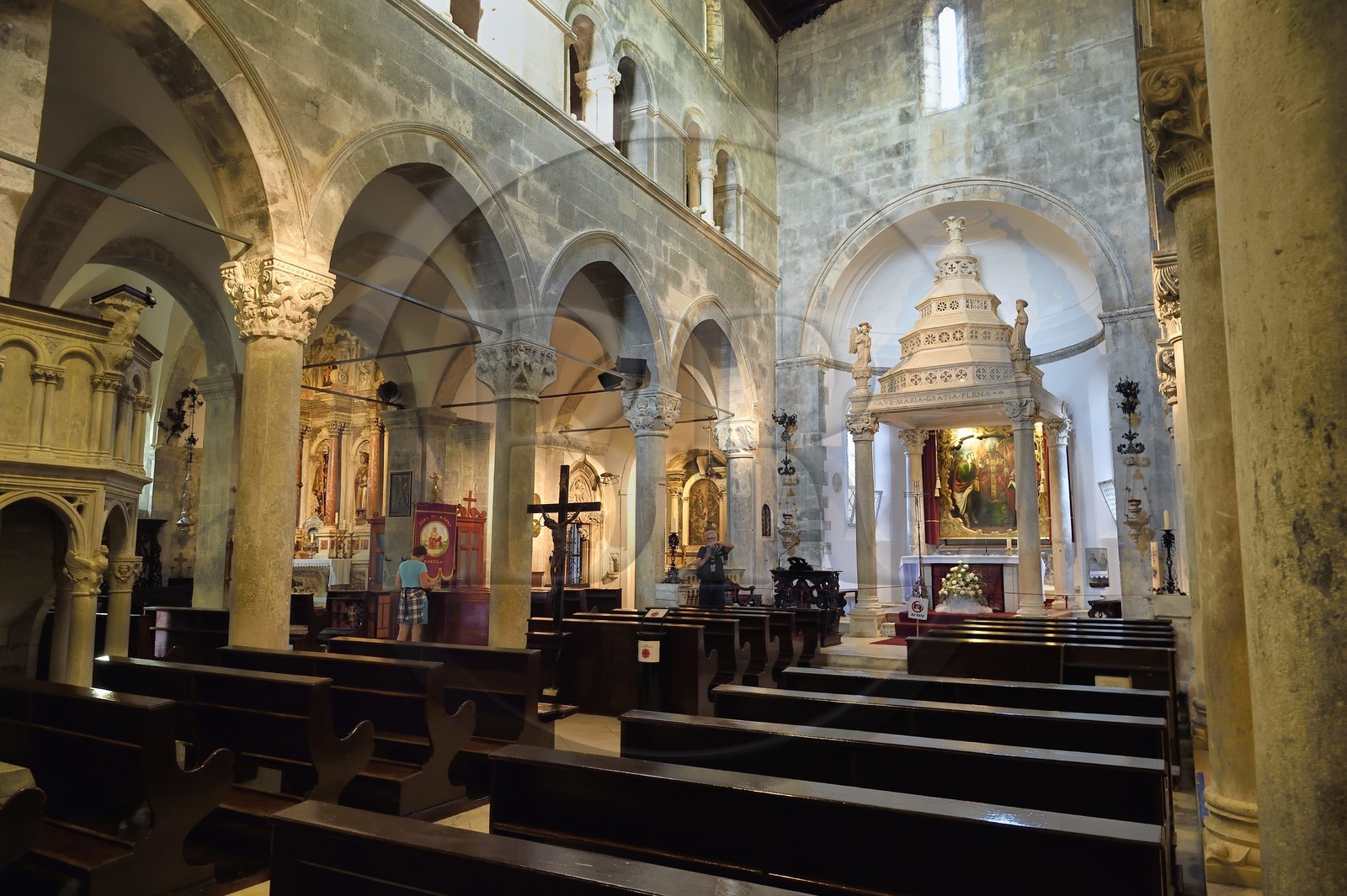 Croatie, Dalmatie, cote dalmate, Ile de Korcula, ville de Korcula, cathédrale Saint-Marc, ciboire avec le retable qui représente les saints Marc, Jérome et Barthélemy est considéré comme une œuvre de jeunesse du Tintoret
