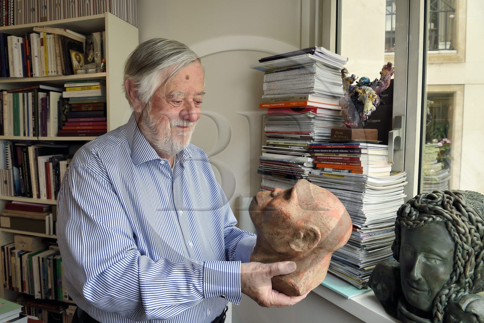France, Paris (75), le paléontologue et paléoanthropologue Yves Coppens, professeur émérite au Collège de France, au bureau de son domicile parisien, il tient en main la reproduction supposée du visage de Lucy