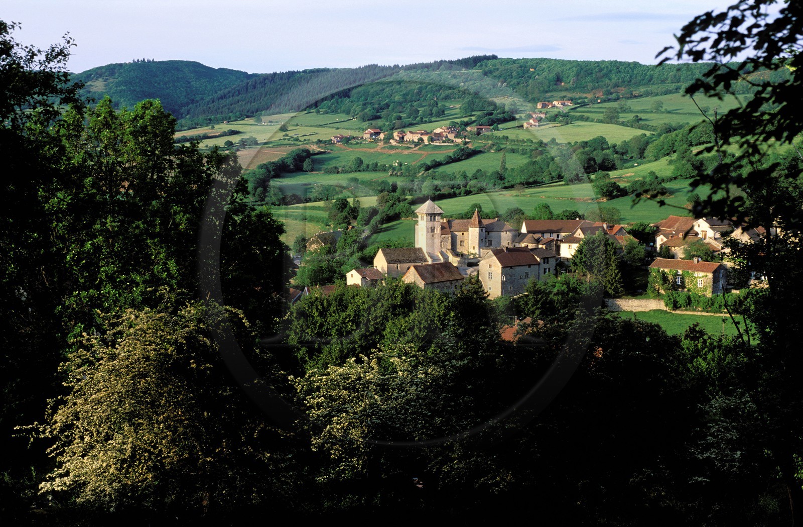 France, Saône-et-Loire (71), village de Blanot, l' Ancien prieuré attenant à l' église au clocher à toiture débordante