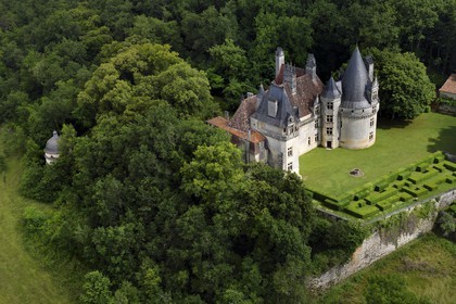 France, Dordogne (24), Périgord Vert, Villars, Chateau de Puyguilhem et son pigeonnier (vue aérienne)