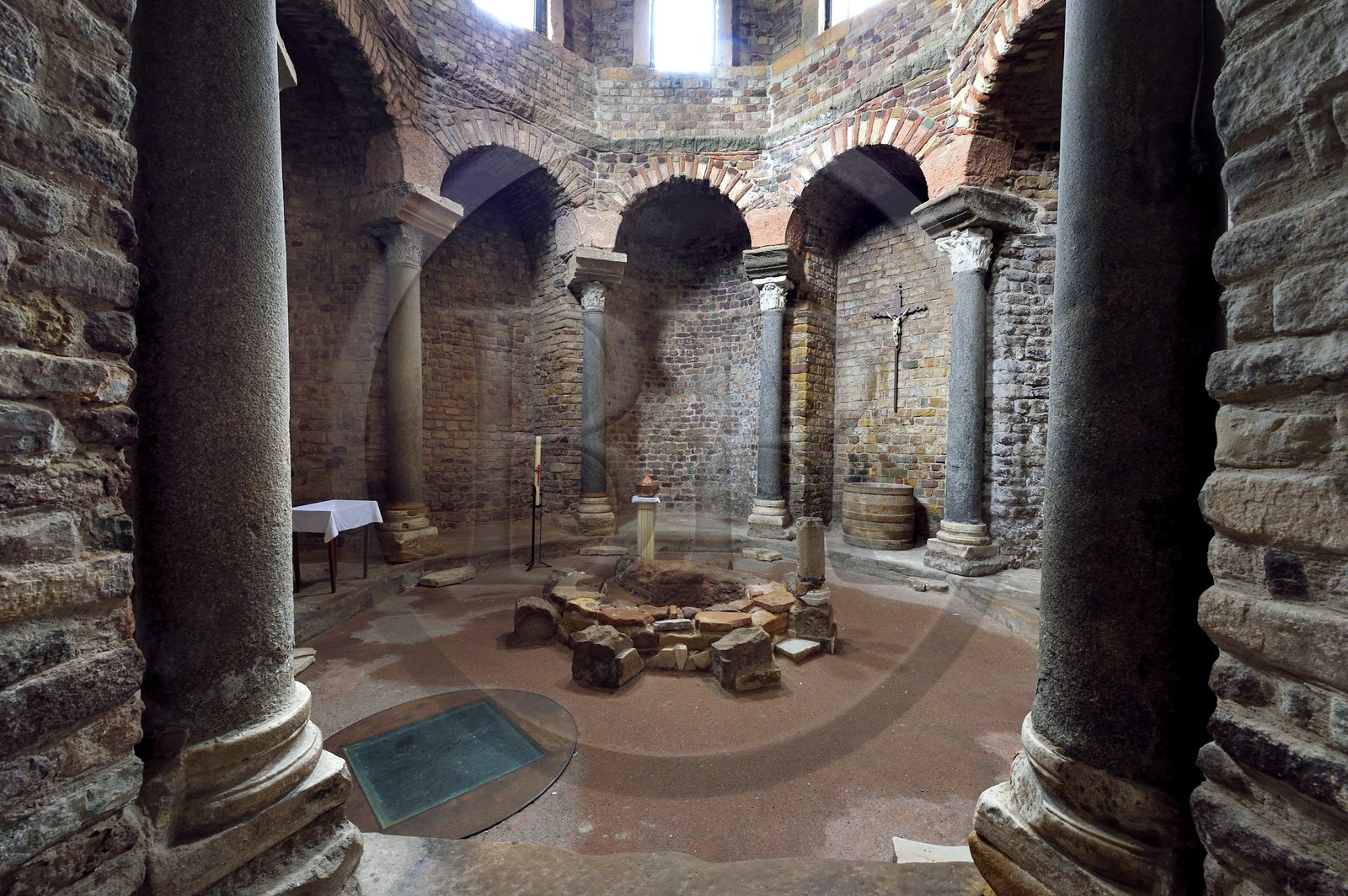 France, Var (83), Fréjus, la cathédrale Saint Léonce (XVIe siècle), le baptistère octogonal paléochrétien du Ve siècle qui réemploie des colonnes antiques